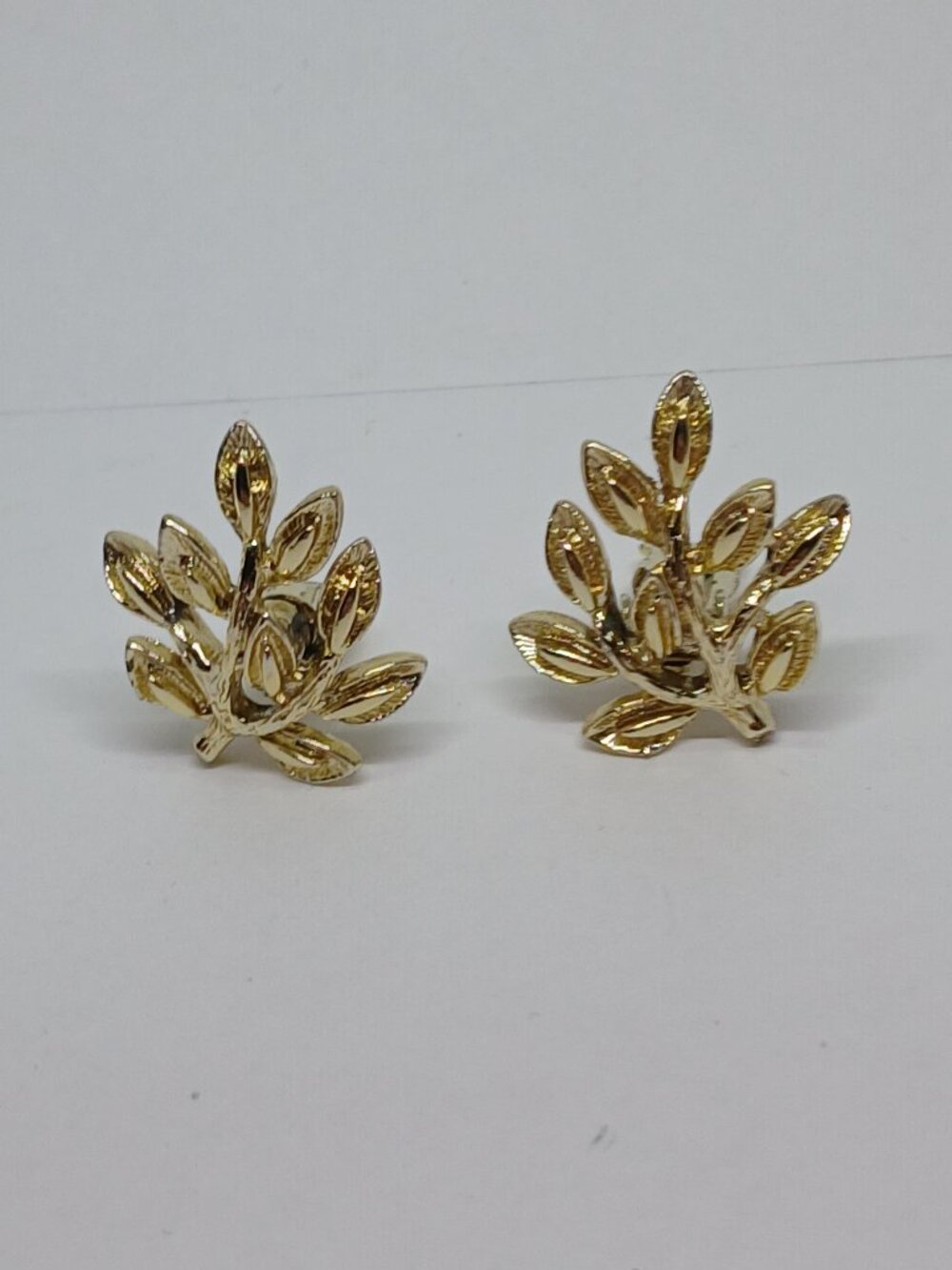 Vintage Gold Tone METAL LEAF CLIP ON EARRINGS Costume Jewelry E-43